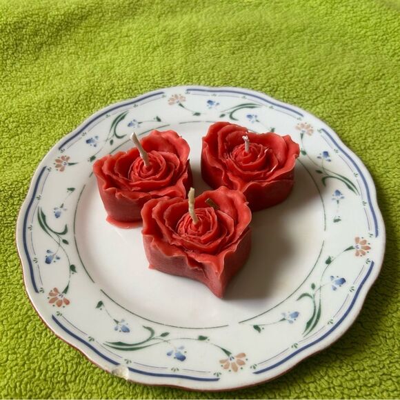 Set of 3 Heart-Shaped Rose Candles - Watermelon Scented - Picture 3 of 10